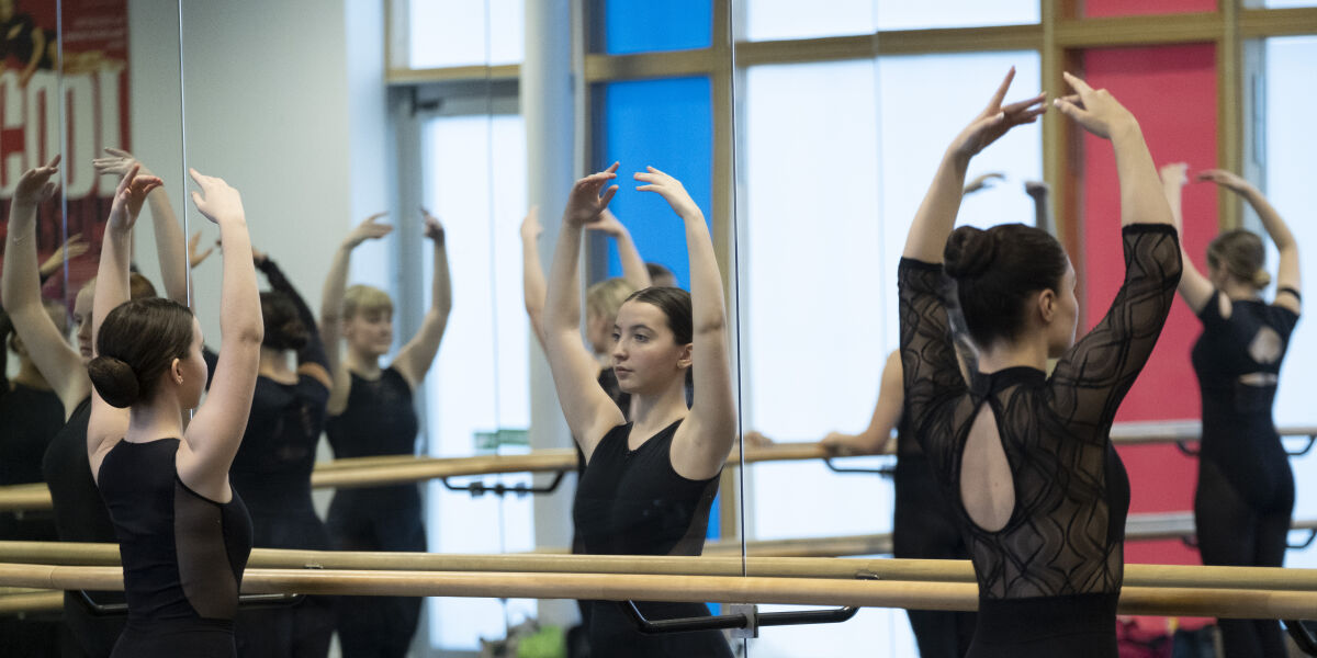 Glasgow Clyde College Dance students in Ballet class